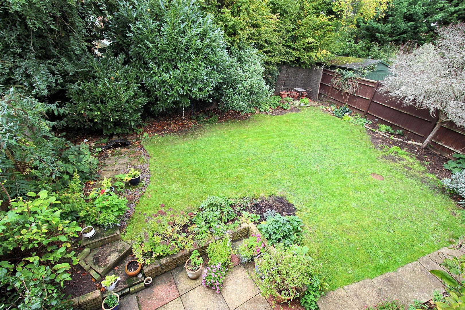 3 bed property in Mackay Close, Reading